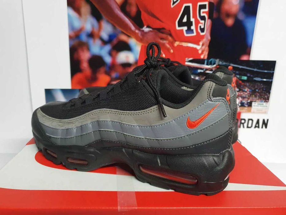 Обувки NIKE / Air Max 95 / Black and Picante Red + КУТИЯ