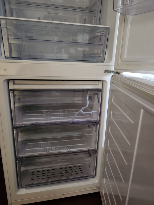 Хладилник с фризер 3 чекмеджета BEKO