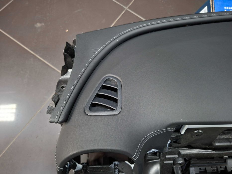 Ново Кожено Табло с Сив шев Mercedes W206 AMG