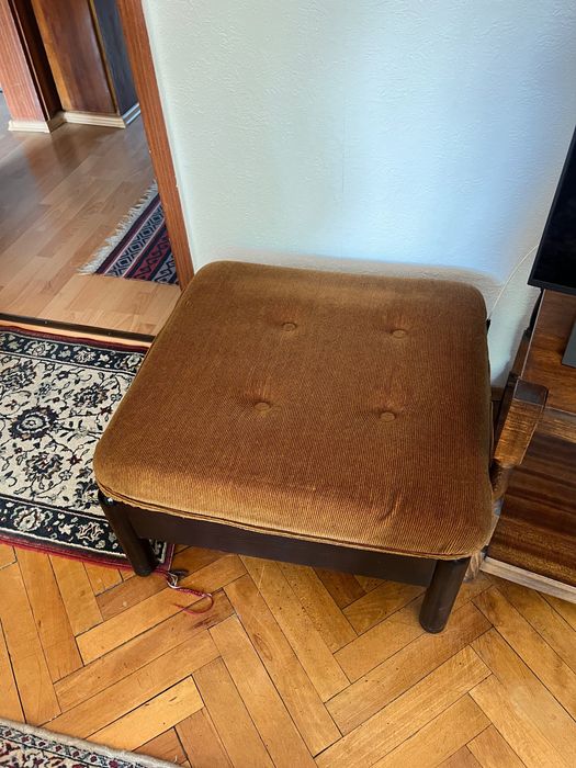 Диван, фотьойли, табуретки и ракла