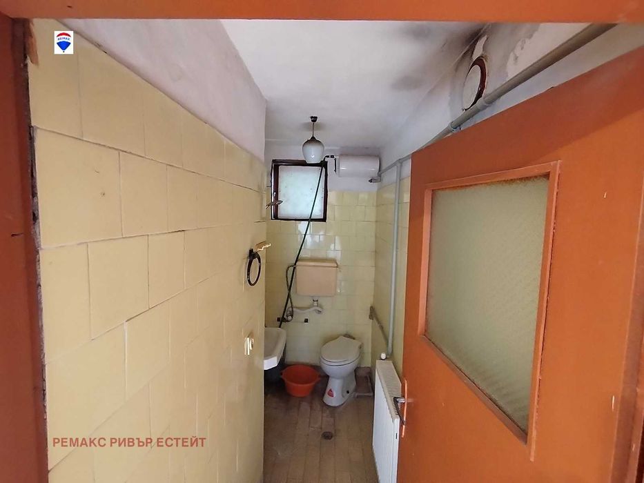 Къща на два етажа за продажба в с. Божичен