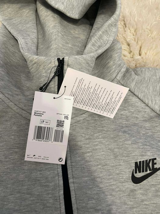 ЧИСТО НОВ ! С етикетите оригинално горнище Nike Sportswear Tech Fleece