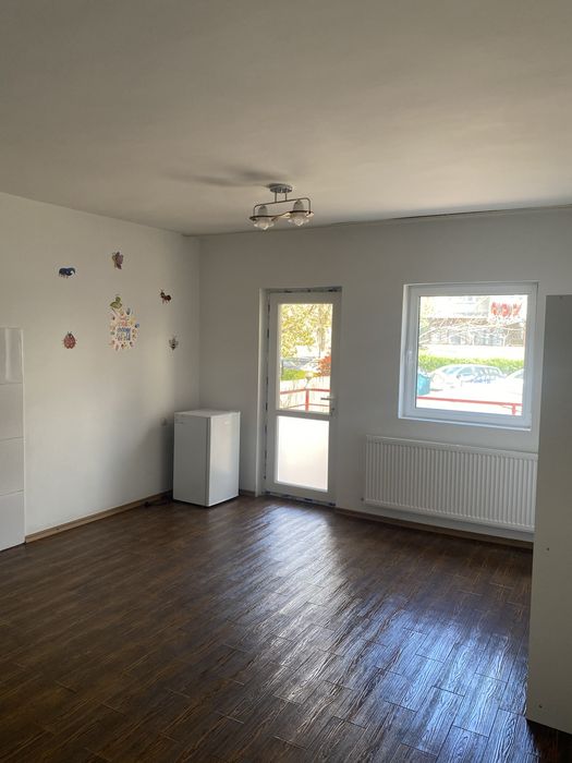 De inchiriat/vanzare casă spațioasă: ideală pentru locuință sau activități comerciale