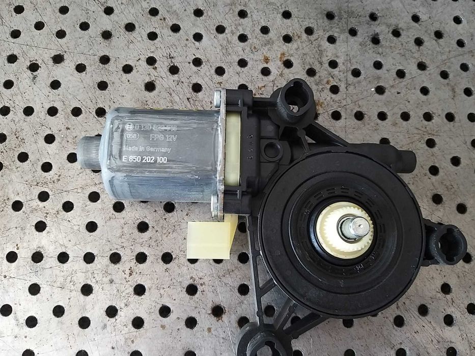 Motoras macara stanga fata audi a3 8v 5q0959802b 0130822716