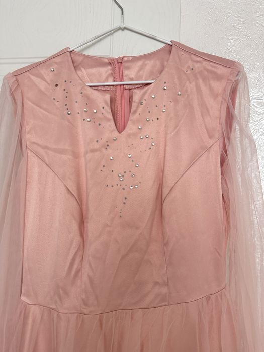 пудрово-розовое платье