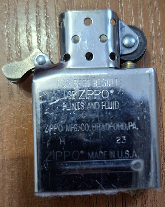 Зажигалка Zippo.