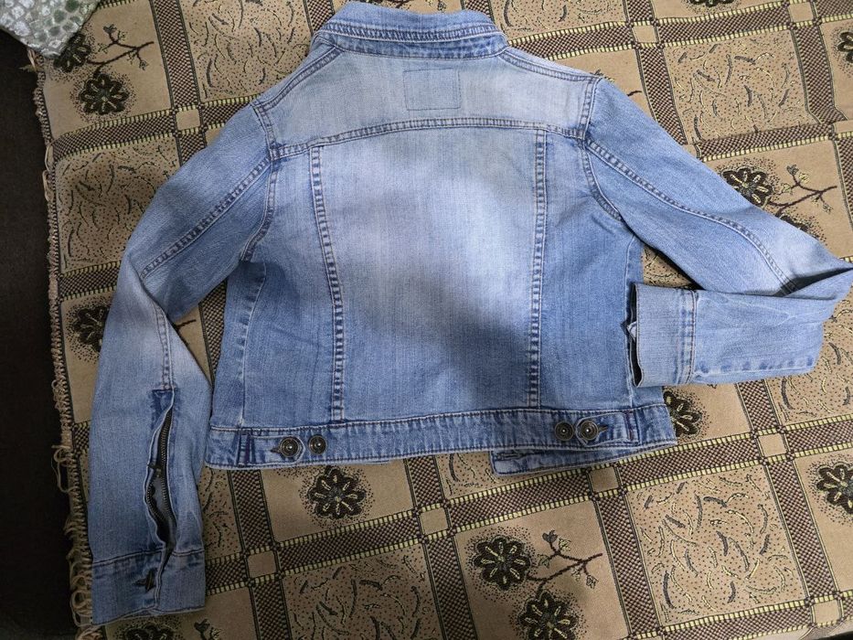 Продам фирменную джинсовую курточкуу