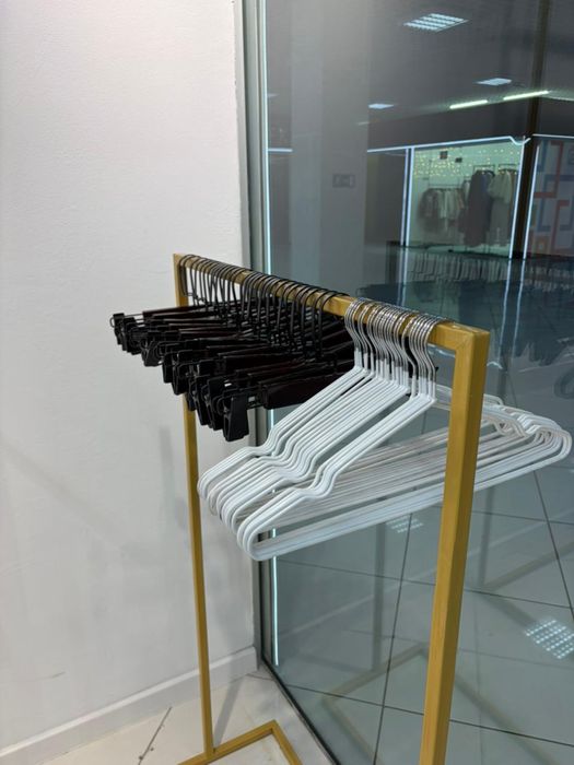 Стеллажи для магазина одежды