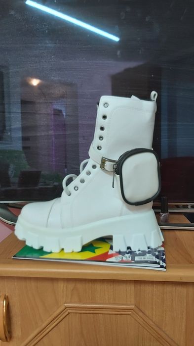 Ghete albe cu talpa inalta