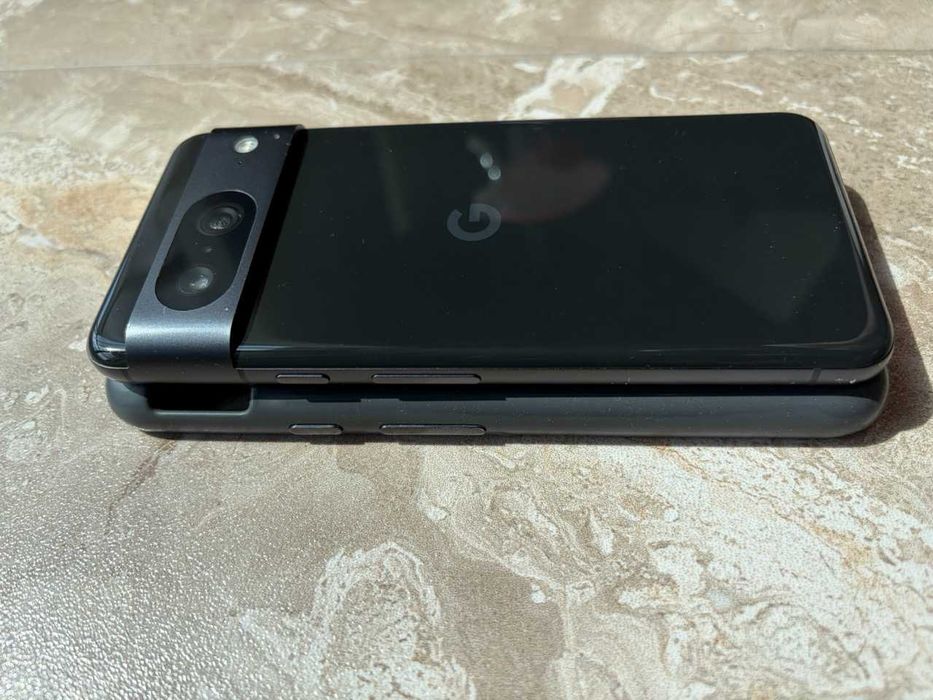 Google Pixel 8 с оригинален кейс за модела