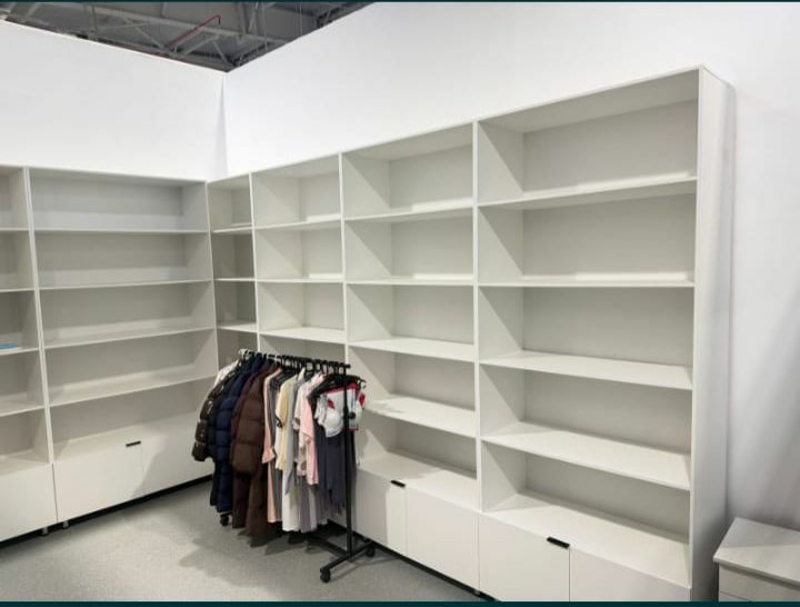 Продаётся 9 шкафов и стол