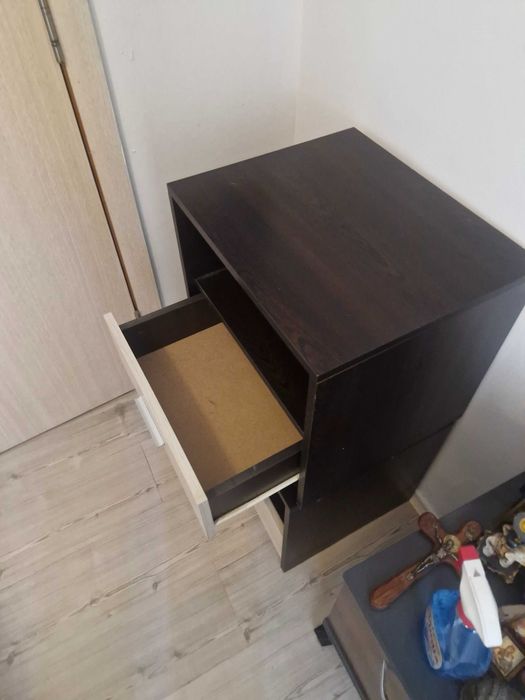 Продават се два броя нощни шкафчета