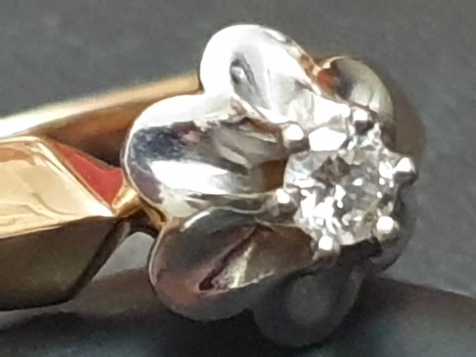 Кольцо с бриллиантом