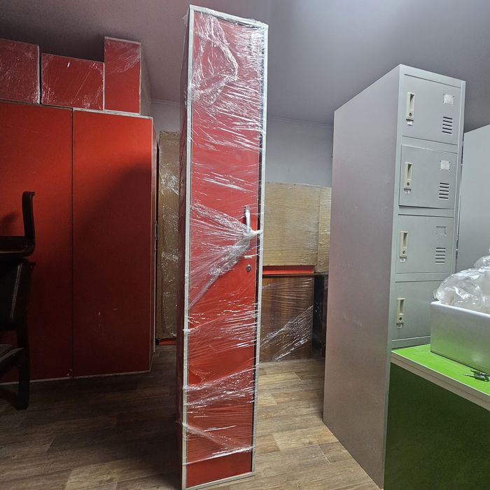 Шкаф для вещей, стол фоисны и тумба