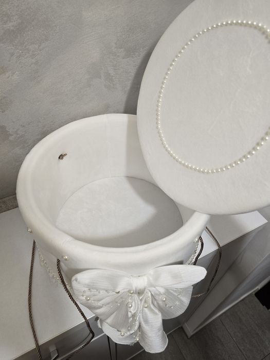 Cufăr/ cutie de Botez Buretat din Catifea Pufoasă – Alb Elegant