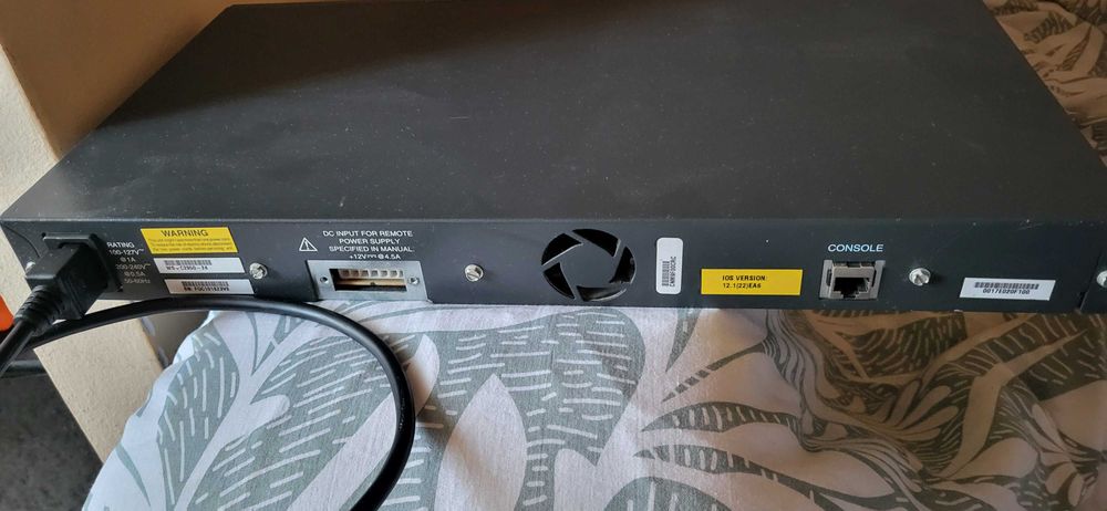 CIisco CATALYST 2950 Sserie Switches porneste nu stiu mai mult de el (a fost dat jos un cular de pe el ) se vinde cum se vede