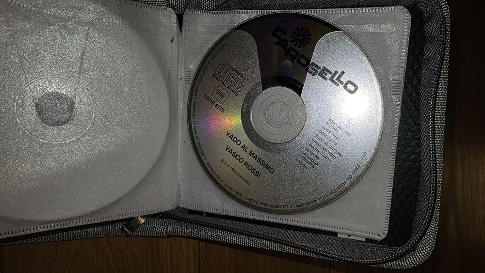 20 диска с Италианска музика заедно с калъф за тях.