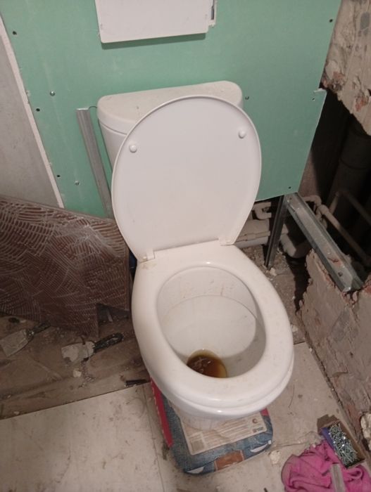 Унитаз в хорошом состояние