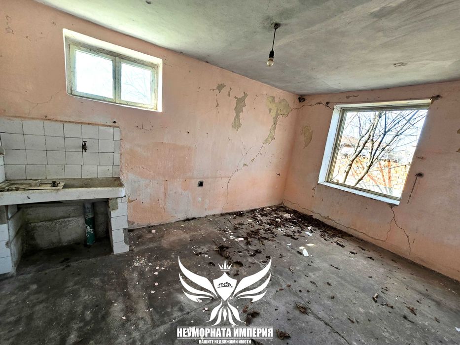 Продавам двуетажна къща 175РЗП и двор 890кв.м. с гараж в с.Кочево