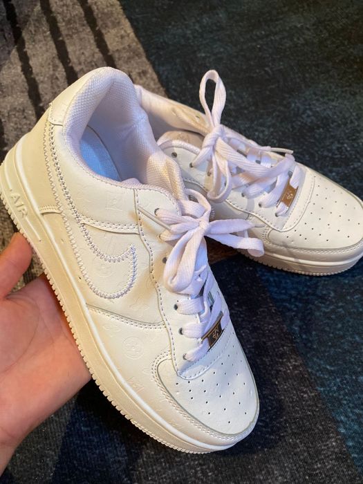 Продам Найк кроссовки