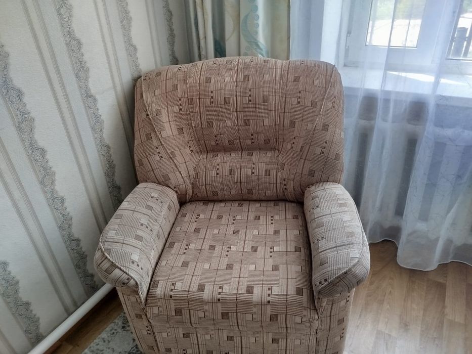 Продается диван и два кресла
