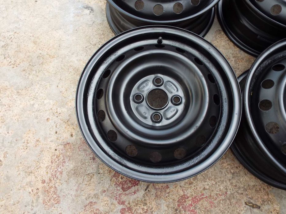 Vand 4 jante tabla pe 15" pentru toyota yaris,corola,aygo,hyundai i20 pret  600ron toate4