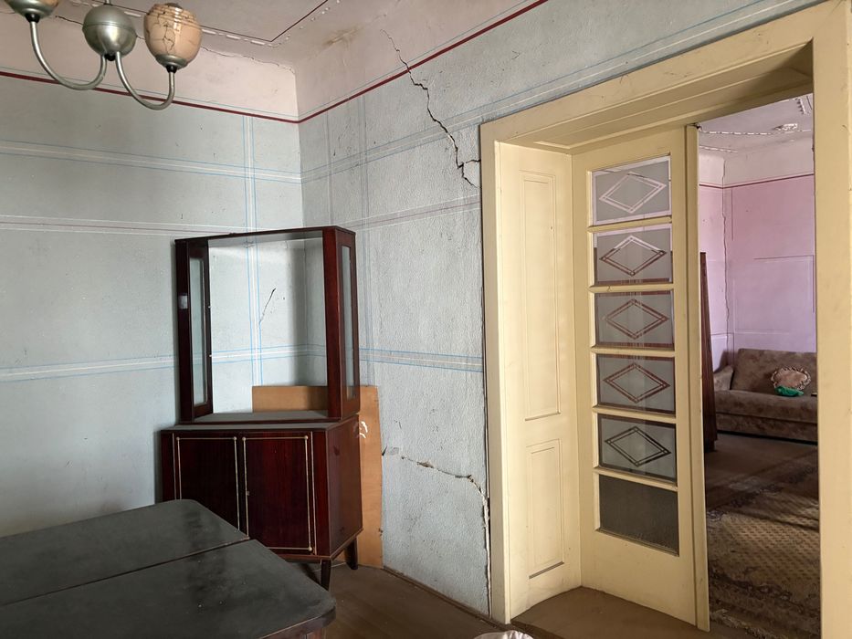 Casă spațioasă de vânzare – 6 camere, living și teren de 1.440 mp