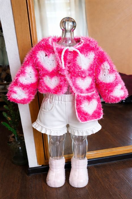 Пушистый кардиган с сердечками для девочки (12–18 мес), ручная работа.