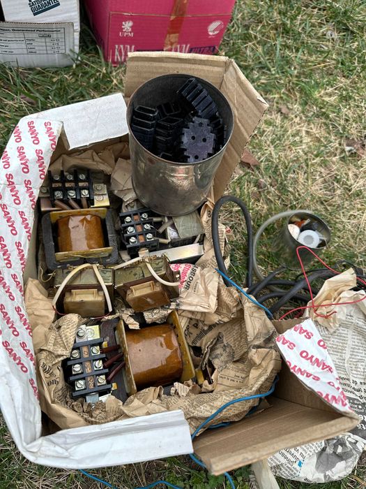 Vand piese electronice: tranzistoare, ferite, condensatori, etc