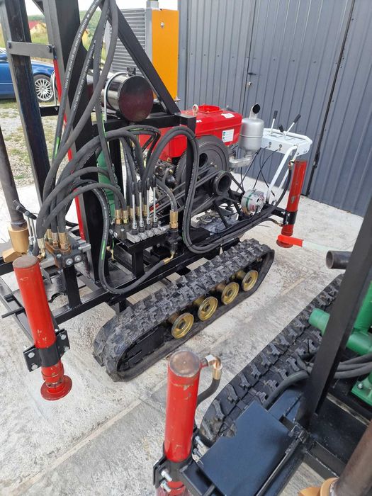 Vând mașină de foraj hidraulică cu accesorii complete,100 m de prajina