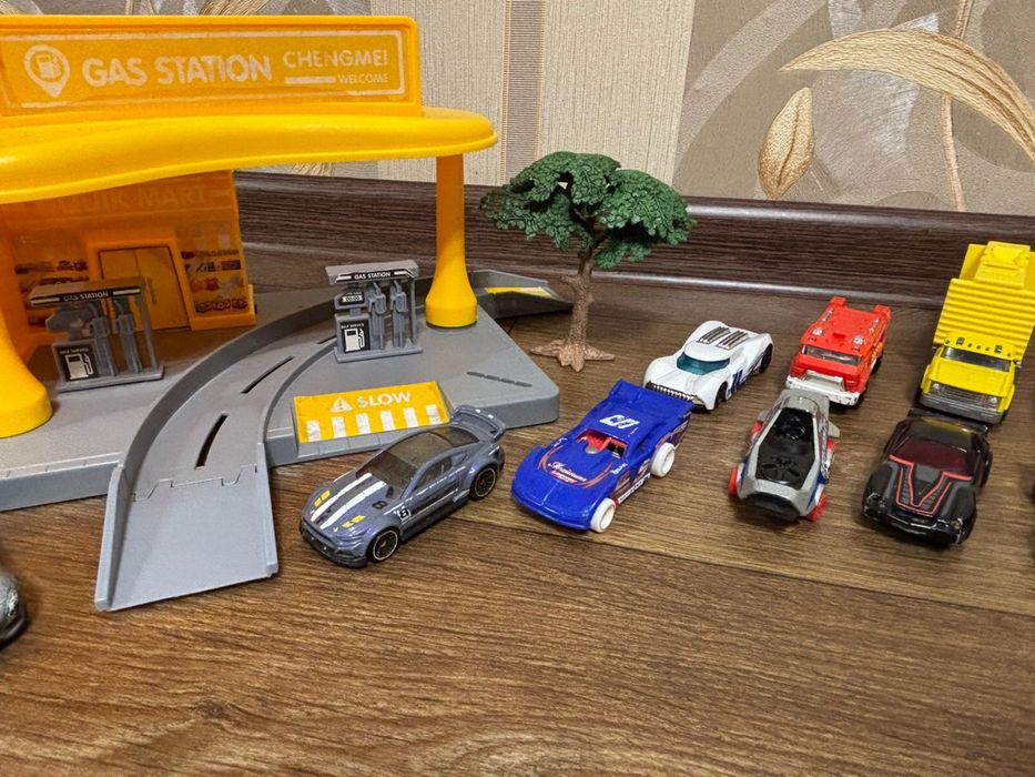 Набор игрушек Hot Wheels (заправка, трассы, машинки)