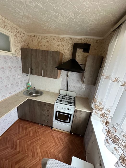 продам двухкомнатную в 15 мкр 2этаж