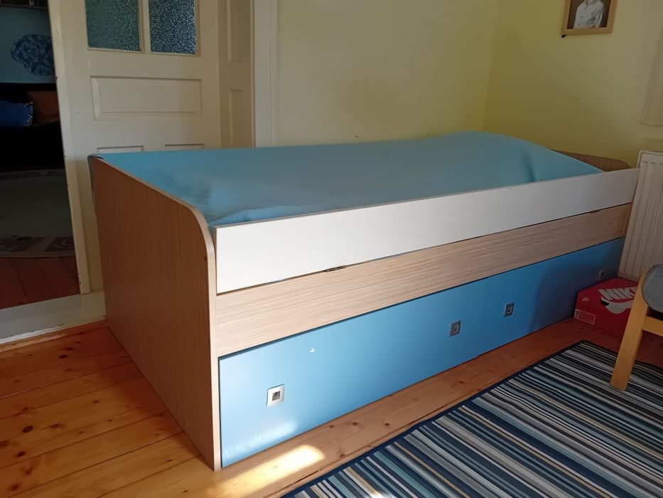 Vând două paturi de o persoană