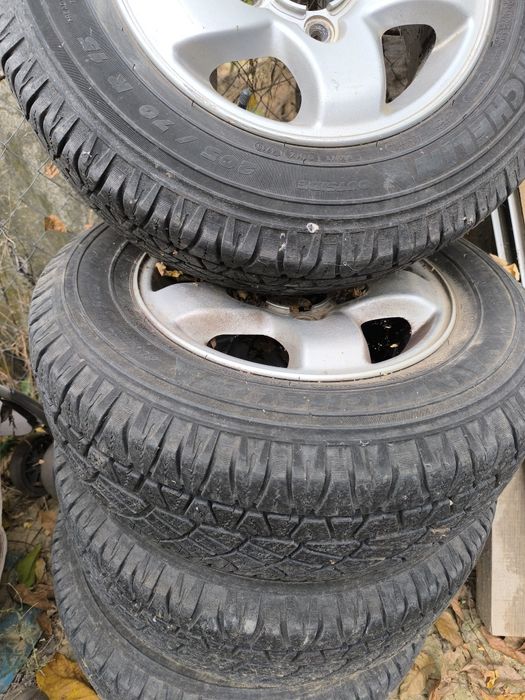 Продавам гуми с джанти 15ки.