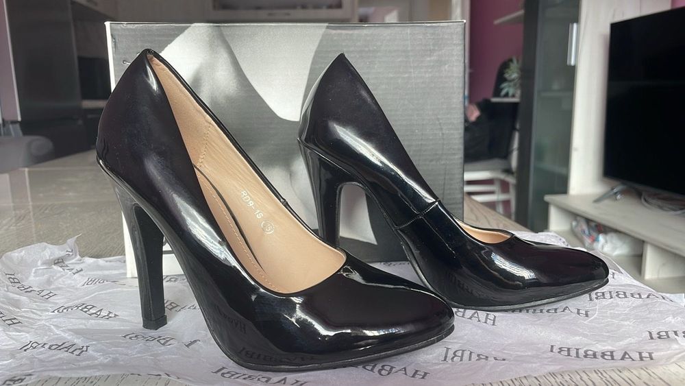 Продавам чисто нови дамски обувки