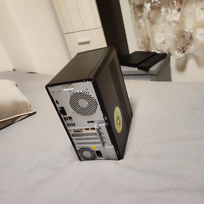 Продавам настолен компютър HP