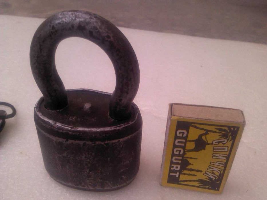 Продается Старый Замок Металл.Высячии. И 2 Ключа. No_1111. 19.-.Век.