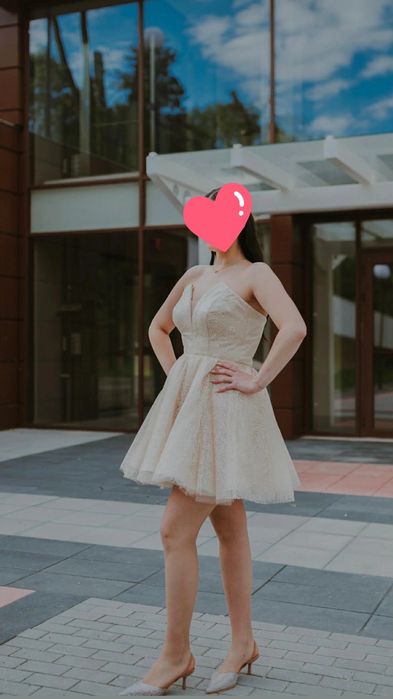 Бална рокля в шампанско.