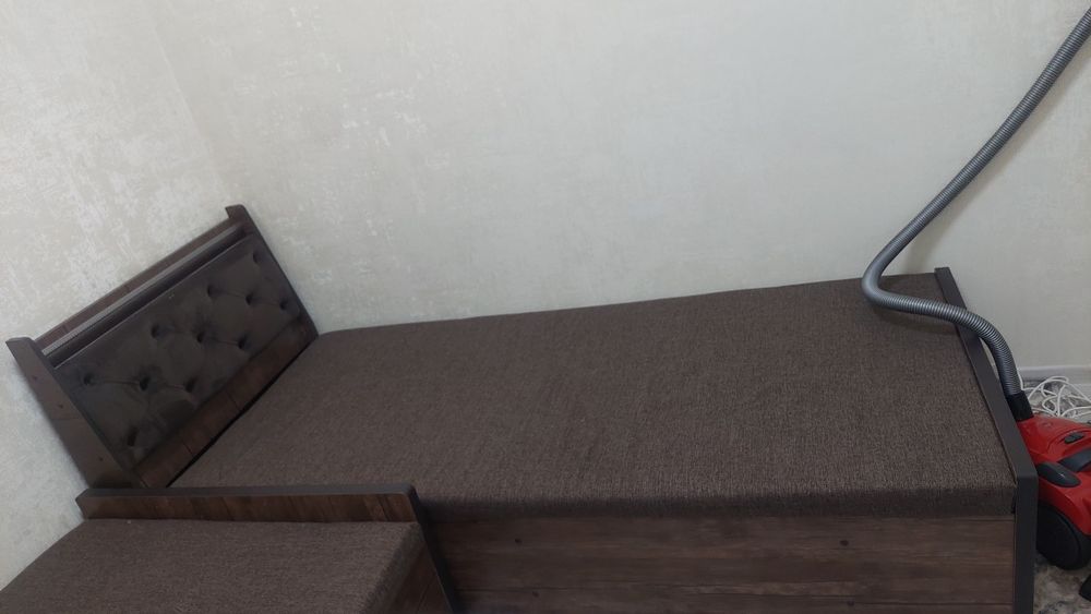 Krovat sotiladi. Yangi. Ishlatilmagan. Xonaga sig'madi, torlik qildi.