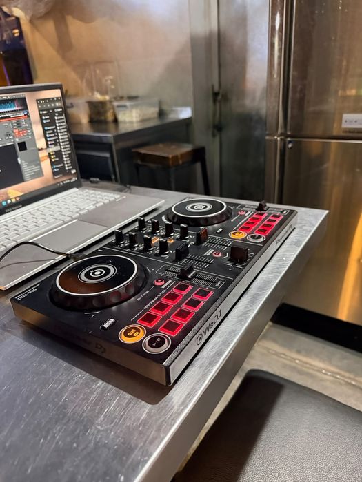 Pioneer ddj 200.
