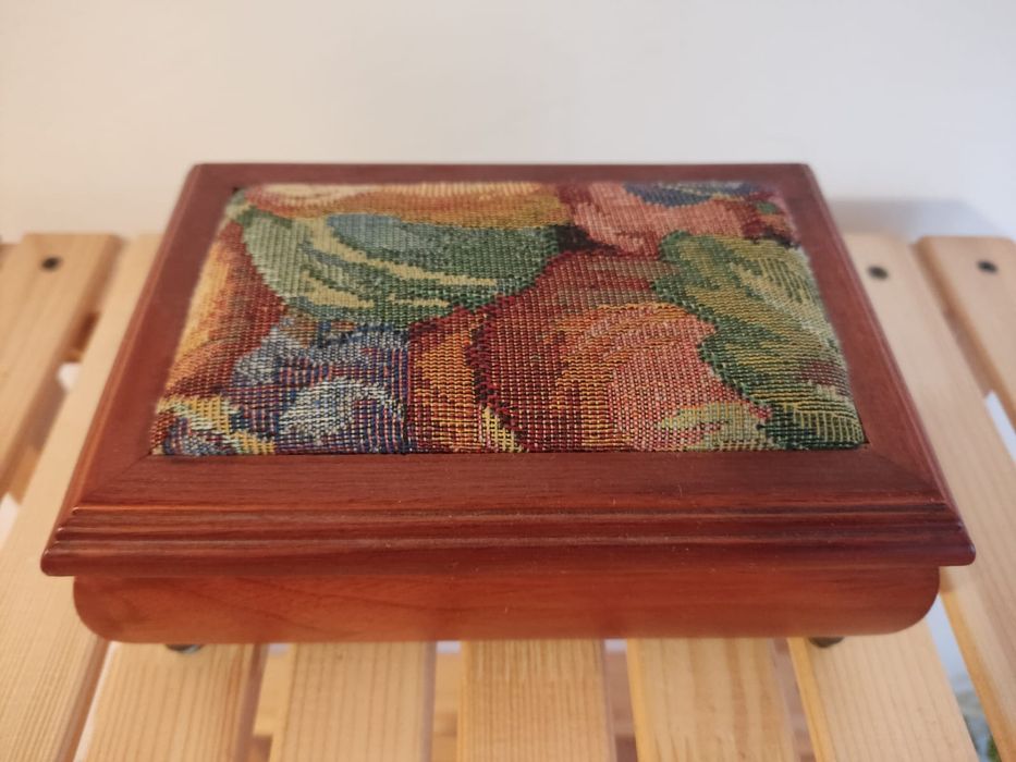Шкатулка. Дерево. Гобелен.