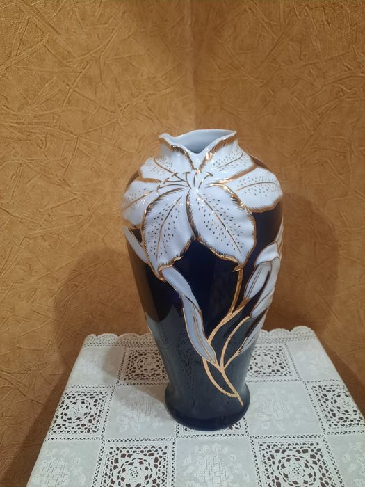 Роскошная  фарфоровая Чешская кобальтовая ваза (бренда Thun), украшенн