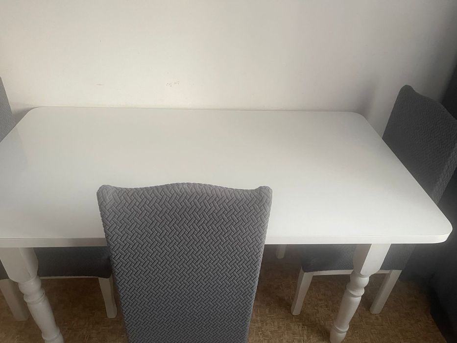 Продам стол и четыре стула