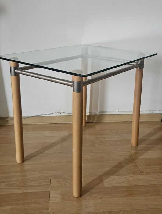 Холна стъклена масичка