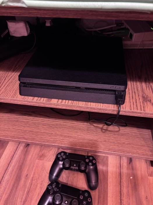 Playstation 4 slim + doua manete + jocuri