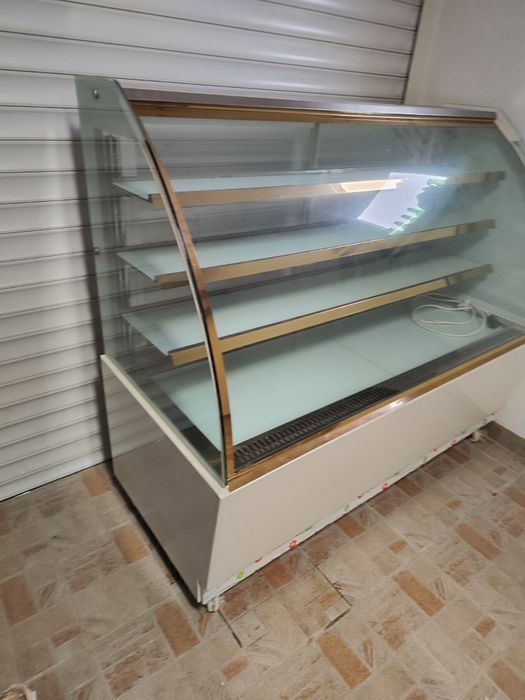 Сладкарска витрина