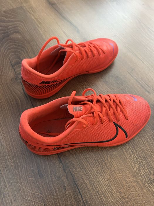 Футболни обувки за зала