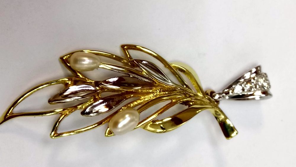 Златна висулка с диаманти и перли от бяло и жълто злато