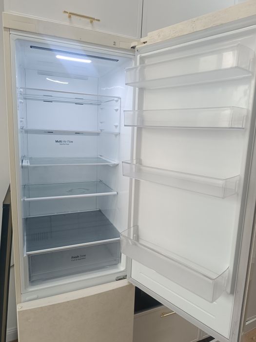 Холодильник LG в идеальном состоянии