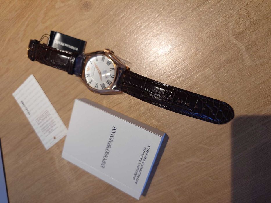 Ceas bărbați Emporio Armani auriu, cu bratara din piele maro nou, cu certificat de autenticitate si cutia originala